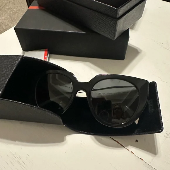 Prada Sunglasses PR 14WS - Picture 2 of 10